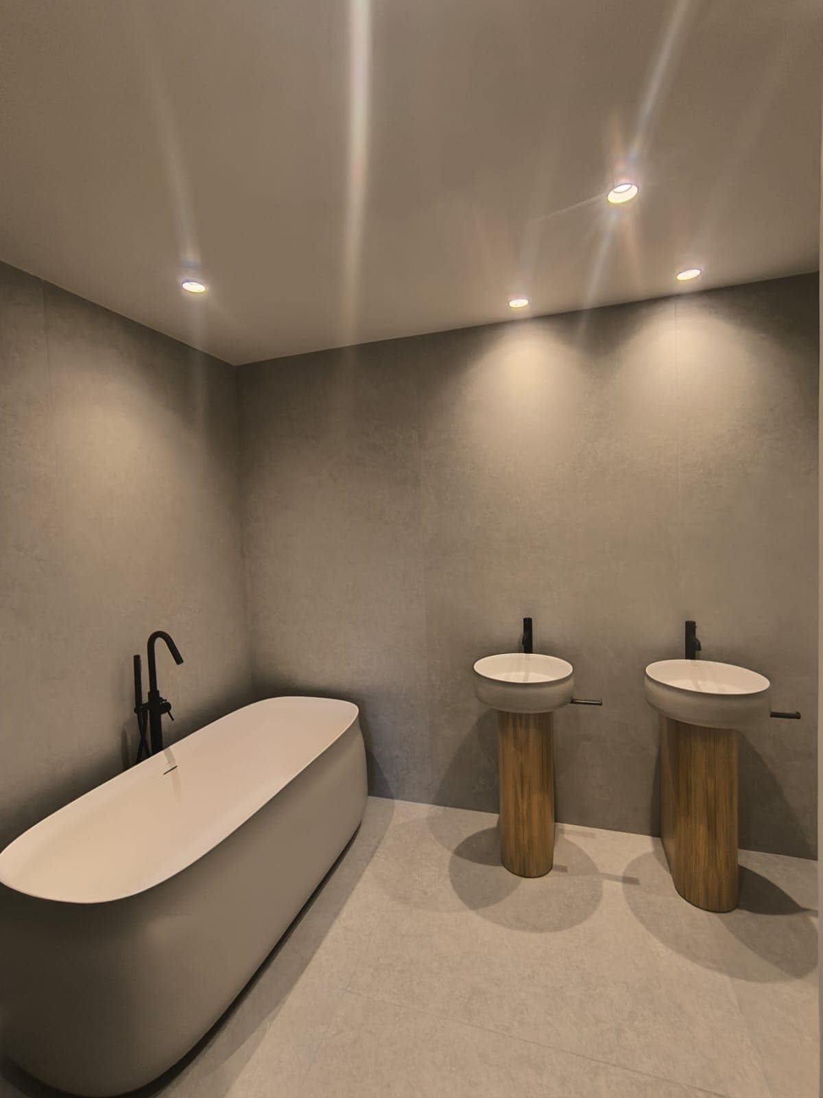 Baño con bañera y doble lavabo