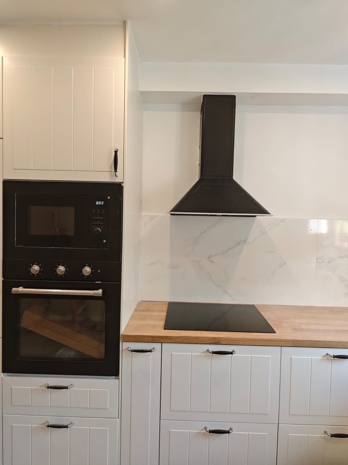 Cocina con encimera de mármol y campana de diseño